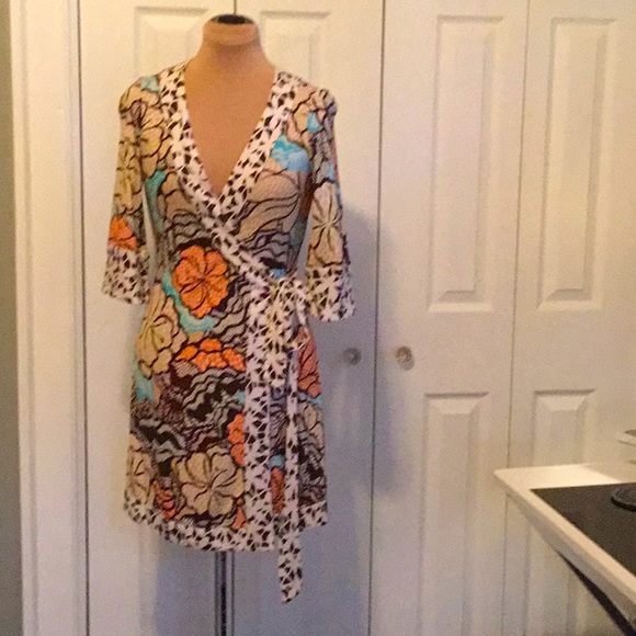 Diane Von Furstenberg Dresses & Skirts - Diane Von Furstenberg wrap dress size small